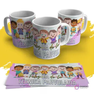 Tazas sublimadas con diseño de grupo de niños diversos, mensaje 'Feliz Día de la TÉCNICA PARVULARIA', fondo rosa
