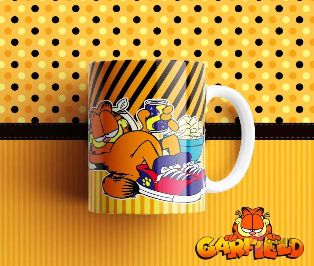 Taza de sublimación con diseño de Garfield relajado comiendo palomitas y bebiendo soda, usando zapatillas coloridas. Fondo amarillo con lunares y rayas.