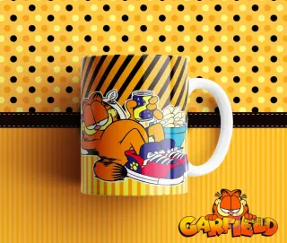 Taza de sublimación con diseño de Garfield relajado comiendo palomitas y bebiendo soda, usando zapatillas coloridas. Fondo amarillo con lunares y rayas.