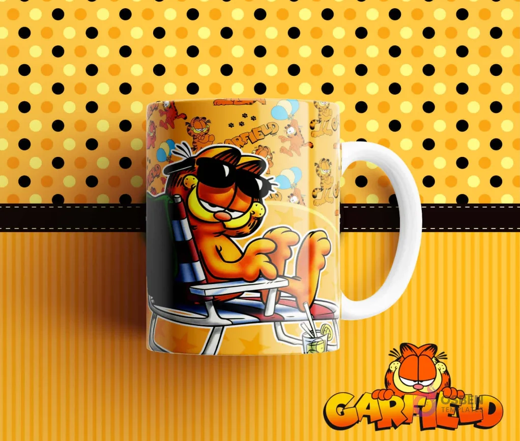 Taza de sublimación con diseño de Garfield en silla de playa, con gafas de sol y bebida, disfrutando del sol. Fondo amarillo con lunares y rayas.
