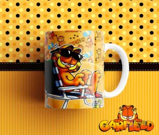 Taza de sublimación con diseño de Garfield en silla de playa, con gafas de sol y bebida, disfrutando del sol. Fondo amarillo con lunares y rayas.