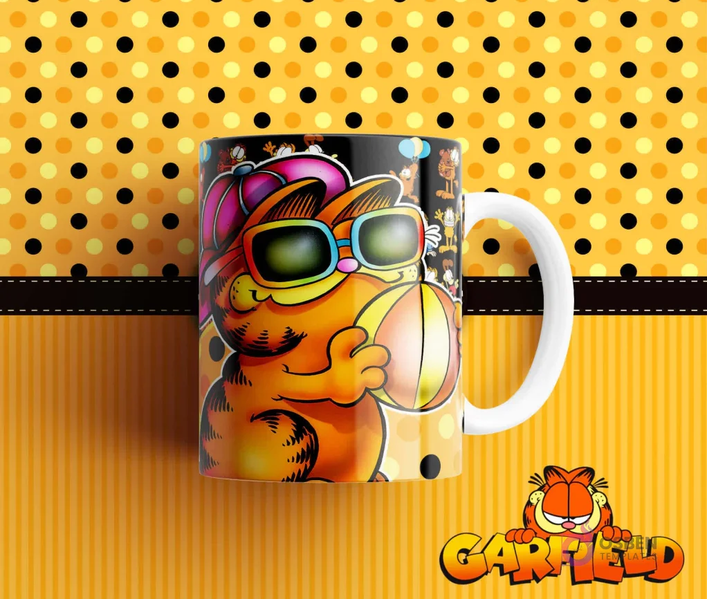 Taza de sublimación con diseño de Garfield con gorra rosa, gafas de sol y sosteniendo una pelota de playa. Fondo amarillo y negro.