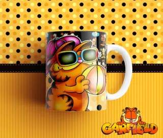 Taza de sublimación con diseño de Garfield con gorra rosa, gafas de sol y sosteniendo una pelota de playa. Fondo amarillo y negro.