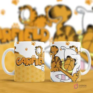 Par de tazas de sublimación. Una con el logo 'Garfield' y la otra con Garfield durmiendo plácidamente abrazando una almohada. Fondo blanco borroso con patrones de Garfield y estrellas.