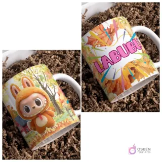 Taza sublimada con Labubu disfrazado de zorro en paisaje otoñal, junto a taza con logo Labubu y hojas de otoño flotando sobre fondo marrón.