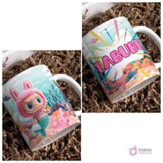Taza sublimada con Labubu sirena en fondo marino de corales, junto a taza con logo Labubu y elementos marinos sobre fondo marrón.