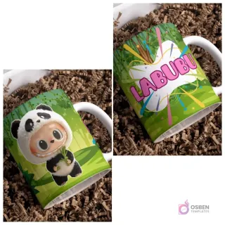 Taza sublimada con Labubu panda entre bambú, junto a taza con logo Labubu y brotes de bambú sobre fondo marrón.