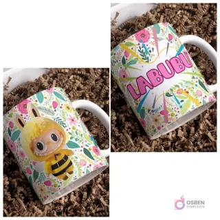 Taza sublimada con Labubu disfrazado de abeja entre flores coloridas, junto a taza con logo Labubu y motivos florales sobre fondo marrón.