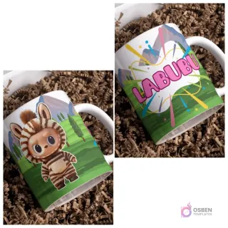Taza sublimada con Labubu disfrazado de animal rayado en un valle montañoso, junto a taza con logo Labubu y picos de montaña sobre fondo marrón.