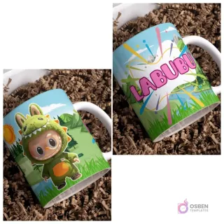 Taza sublimada con Labubu disfrazado de dinosaurio en paisaje prehistórico con sol, junto a taza con logo Labubu y elementos selváticos sobre fondo marrón.