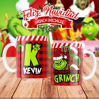Taza de sublimación del Grinch temática de Navidad con la inicial 'K' y el nombre de ejemplo 'KEVIN', sobre fondo a cuadros rojo y blanco, junto a otra taza del Grinch con diseño navideño 'Esta Taza Pertenece al Grinch'. El fondo general muestra personajes del Grinch en Navidad.