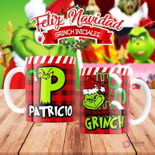 Taza de sublimación del Grinch temática de Navidad con la inicial 'P' y el nombre de ejemplo 'PATRICIO', sobre fondo a cuadros rojo y blanco, junto a otra taza del Grinch con diseño navideño 'Esta Taza Pertenece al Grinch'. El fondo general muestra personajes del Grinch en Navidad.