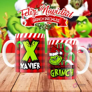 Taza de sublimación del Grinch temática de Navidad con la inicial 'X' y el nombre de ejemplo 'XAVIER', sobre fondo a cuadros rojo y blanco, junto a otra taza del Grinch con diseño navideño 'Esta Taza Pertenece al Grinch'. El fondo general muestra personajes del Grinch en Navidad.