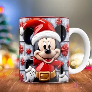 Mickey Mouse en traje de Santa 3D con cinturón dorado, sobre fondo de bloques grises y lazos rojos, en una taza de sublimación.