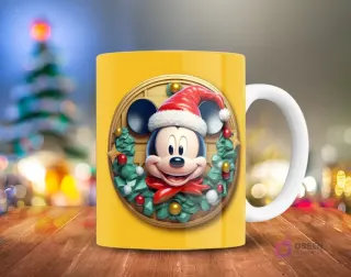 Mickey Mouse en gorro de Santa 3D sonriendo, enmarcado por una corona navideña dorada y verde, sobre una taza amarilla.
