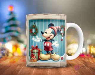 Mickey Mouse en gorro y bufanda navideña, junto a regalos envueltos, sobre fondo de rayas azules y blancas estilo marco 3D, en una taza.