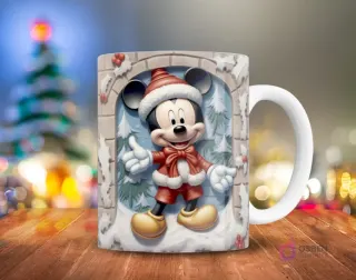 Mickey Mouse en traje de Santa con detalles de nieve 3D, rodeado de follaje invernal y adornos rojos, en una taza de sublimación.