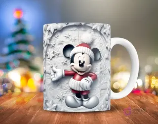 Mickey Mouse en traje de Santa y gorro con pompón, sobre un fondo de relieve blanco con motivos de hojas y nieve 3D.