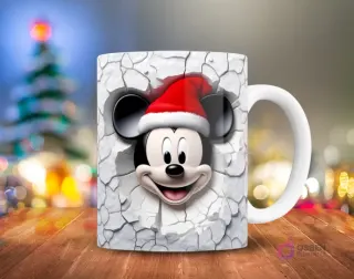 Primer plano de Mickey Mouse feliz con gorro de Santa, emergiendo de una pared agrietada blanca 3D, en una taza.