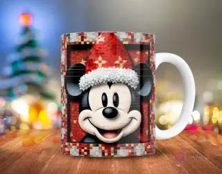 Mickey Mouse sonriendo con gorro de Santa estilo pixelado, sobre un fondo rojo con estrellas de colores 3D, en una taza.