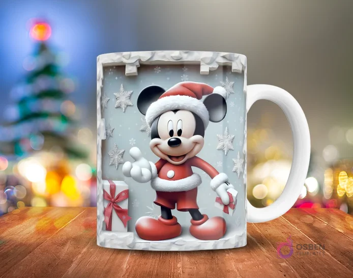 Mickey Mouse en traje de Santa y gorro rojo, sosteniendo un regalo, rodeado de copos de nieve 3D sobre fondo azul claro, en una taza.