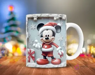 Mickey Mouse en traje de Santa y gorro rojo, sosteniendo un regalo, rodeado de copos de nieve 3D sobre fondo azul claro, en una taza.