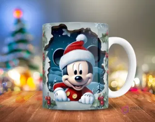 Mickey Mouse en traje de Santa asomándose desde un marco con nieve, pinos y muérdago 3D, sobre una taza.