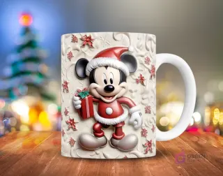Mickey Mouse en traje de Santa sosteniendo un regalo, sobre un fondo blanco cremoso con relieves florales rojos 3D, en una taza.