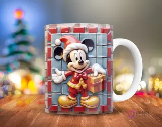 Mickey Mouse en traje de Santa con un regalo, sobre un fondo de bloques grises y rojos estilo mosaico 3D, en una taza.