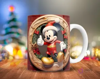 Mickey Mouse en traje de Santa y pulgar arriba, dentro de una corona navideña con lazos rojos y piñas 3D, en una taza.