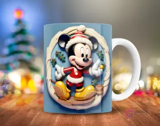 Mickey Mouse en gorro de Santa con adornos navideños verdes y rojos, dentro de un marco ovalado sobre fondo azul claro 3D, en una taza.