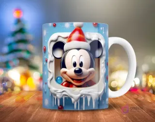 Primer plano de Mickey Mouse sonriente con gorro de Santa, dentro de un marco nevado con carámbanos y esferas de colores 3D, en una taza.