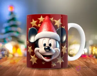 Primer plano de Mickey Mouse sonriendo con gorro de Santa, sobre un vibrante fondo rojo con estrellas doradas en 3D, en una taza.
