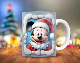 Mickey Mouse con gorro de Santa y barba de nieve 3D, dentro de un marco nevado y congelado sobre fondo azul claro, en una taza.