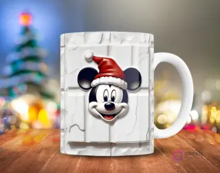 Primer plano de Mickey Mouse sonriendo con gorro de Santa y pompón, sobre un fondo de bloques blancos agrietados 3D, en una taza.