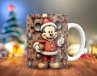 Mickey Mouse en traje de Santa con un adorno esférico, sobre un fondo detallado de esferas y volutas navideñas 3D, en una taza.