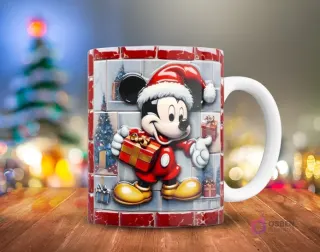 Mickey Mouse en traje de Santa con un regalo, sobre un fondo de bloques rojos y grises con árboles de Navidad 3D, en una taza.