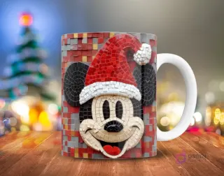 Mickey Mouse con gorro de Santa estilo mosaico, sobre un fondo de mosaico rojo, gris y dorado 3D, en una taza.