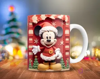 Mickey Mouse en traje de Santa con gorro blanco, rodeado de árboles de Navidad y lazos rojos 3D, sobre un fondo rojizo, en una taza.