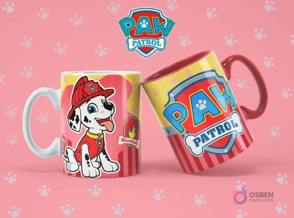 Taza de sublimación blanca con Marshall de Paw Patrol, junto a una taza roja con el logo de Paw Patrol, sobre fondo rosa con huellas.