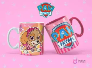 Taza de sublimación blanca con Skye de Paw Patrol, junto a una taza rosa con el logo de Paw Patrol, sobre fondo rosa con huellas.
