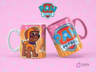 Taza de sublimación blanca con Zuma de Paw Patrol, junto a una taza naranja con el logo de Paw Patrol, sobre fondo rosa con huellas.