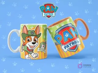 Taza de sublimación blanca con Tracker de Paw Patrol, junto a una taza verde con el logo de Paw Patrol, sobre fondo azul con huellas.