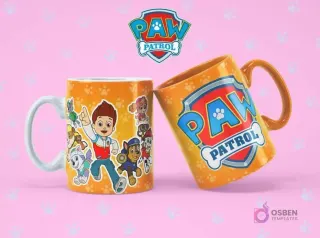 Taza de sublimación blanca con Ryder y varios cachorros de Paw Patrol, junto a una taza naranja con el logo de Paw Patrol, sobre fondo rosa con huellas.