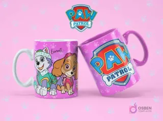 Taza de sublimación blanca con Everest y Skye de Paw Patrol, junto a una taza rosa con el logo de Paw Patrol, sobre fondo rosa con huellas.