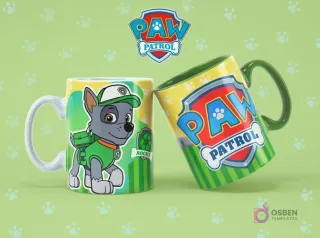 Taza de sublimación blanca con Rocky de Paw Patrol, junto a una taza verde con el logo de Paw Patrol, sobre fondo verde claro con huellas.