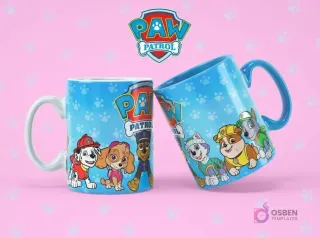 Taza de sublimación blanca con Marshall, Skye y Chase, junto a una taza azul con el logo de Paw Patrol, sobre fondo rosa con huellas.
