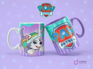 Taza de sublimación blanca con Everest de Paw Patrol, junto a una taza morada con el logo de Paw Patrol, sobre fondo lila con huellas.