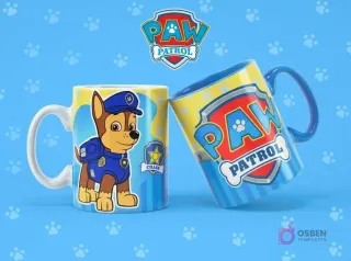 Taza de sublimación blanca con Chase de Paw Patrol, junto a una taza azul con el logo de Paw Patrol, sobre fondo azul con huellas.