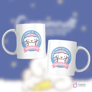 Taza blanca con diseño de Cinnamoroll dentro de un círculo azul y rosa, texto 'Sanrio Friend of the Month Cinnamoroll'.